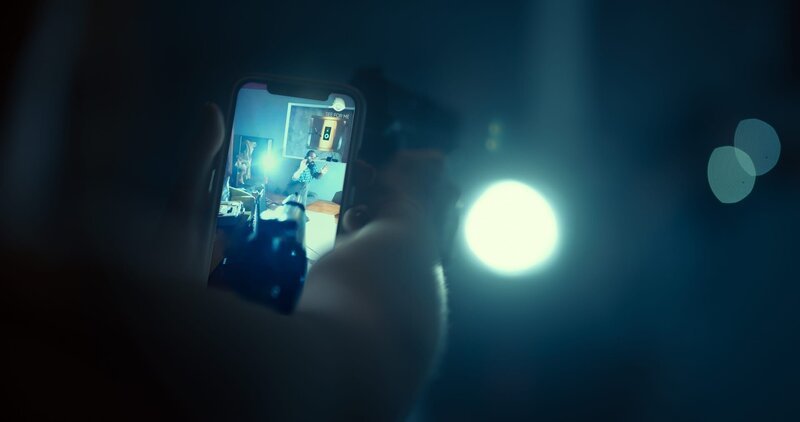 Durch die App „See For Me“ kann die ob einer Krankheit erblindeten Sophie (Skyler Davenport) der mit ihr verbundenen Helferin Kelly live zeigen, was bei ihr gegenwärtig vor sich geht. Kelly hilft der bewaffneten Sophie in diesem Moment dabei, den Einbrecher Dave (Joe Pingue) festzusetzen. – Bild: ZDF und Amanda Matlovich Durch die App „See For Me“ kann die ob einer Krankheit erblindeten Sophie (Skyler Davenport) der mit ihr verbundenen Helferin Kelly live zeigen, was bei ihr gegenwärtig vor sich geht. Kelly hilft der bewaffneten Sophie in diesem Moment dabei, den Einbrecher Dave (Joe Pingue) festzusetzen. – Bild: ZDF und Amanda Matlovich