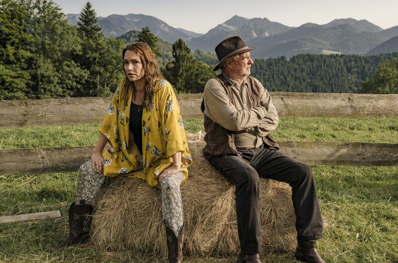 Sophie (Aglaia Szyszkowitz) wagt einen Neuanfang und hat den Fuchsbichlerhof gekauft. Nichtsahnend, dass der grantige Barthl (Friedrich von Thun) ein lebenslanges Wohnrecht im Stall hat und alles versucht, um sie zu vergraulen. – Bild: ARD Degeto/​BR/​Hendrik Heiden