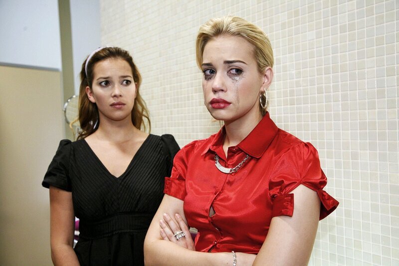 Hannah (Laura Osswald, l.) ist irritiert zu sehen, wie Kim (Lara-Isabelle Rentinck, r.) um ihre Liebe zu Bruno weint. – Bild: SAT.1 /​ Monika Schürle