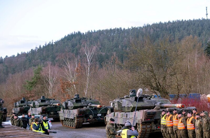 hr-fernsehen NATO – WER WIRD EUROPA SCHÜTZEN?, Ein Film von Friederike Rohmann und David Holland, am Donnerstag um 22:55 Uhr. Der Film blickt, anlässlich des 75. Jahrestages der NATO-Gründung auf Deutschlands Rolle im Militärbündnis. – Bild: MDR/​Jörg Weimann