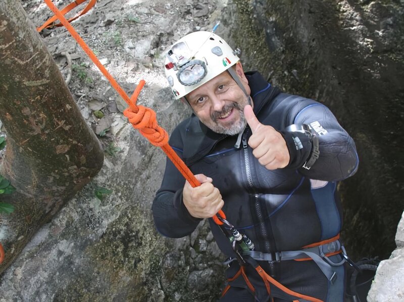 Homun, Mexico – Guillermo de Anda enters cenote San Antonio. The cenotes are considered a very holy place as the entrance to the underworld. – Bild: National Geographic Society