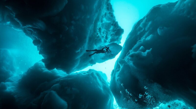 Eistauchen ist eine faszinierende Herausforderung für die Unterwasser Kamerafrau Christina Karliczek. – Bild: Honorarfrei – nur für diese Sendung bei Nennung ZDF und NDR, Doclights GmbH, BLACK CORAL FILMS AB.