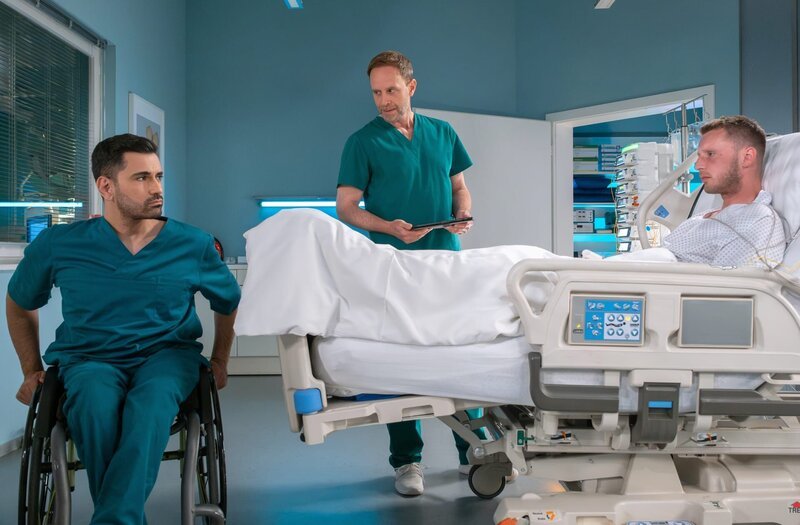 Auch bei Dr. Ilay Demir (Tan Caglar, li.) gibt es im Beisein von Dr. Kai Hoffmann (Julian Weigend, mi.) einen unbedachten Moment. Gegenüber Marlon Fessner (David Mullikas, re.) platzt auch ihm kurz der Kragen. – Bild: MDR/​Saxonia Media/​Sebastian Kiss