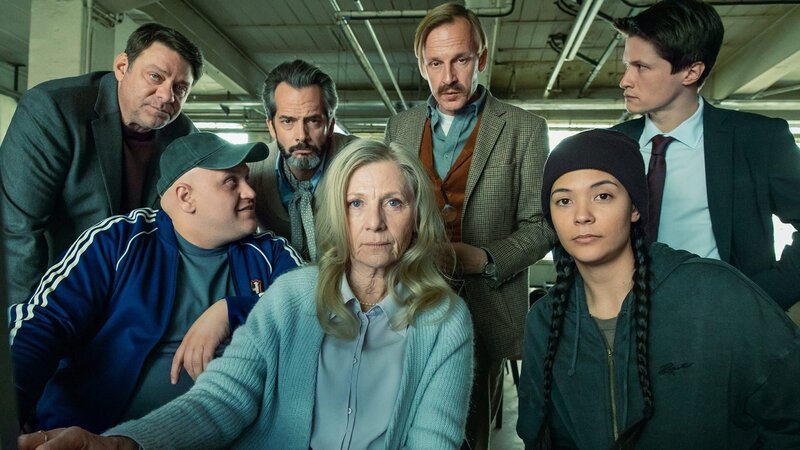 Recherche über personelle Schwachstellen im Internet: (l-r) Roeland Wiesnekker als Leo Brand, Dardan Sadik als Milan Giokaj, Martin Rapold als Roger Hasenfratz, Esther Gemsch als Doro Iselin, Martin Butzke als Hennig Eckberg, Meryl Marty als Agotha Bayani, Jonas Götzinger als Dani Merz. – Bild: SRF 1