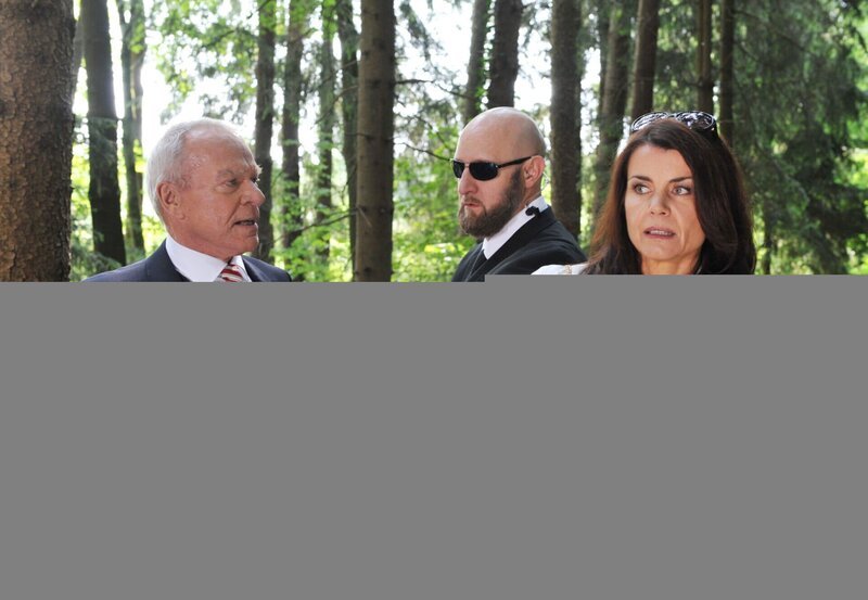 Werner (Dirk Galuba, l.) lässt sich von Barbaras (Nicola Tiggeler, r.) unschuldigem Auftreten nicht täuschen (mit Komparse). – Bild: ARD/​Ann Paur