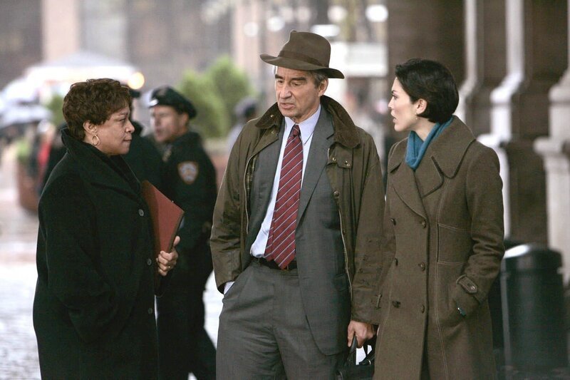 Lt. Anita Van Buren (S. Epatha Merkerson, li.), Staatsanwalt McCoy (Sam Waterston) und seine Kollegin Connie Rubirosa (Alana De La Garza) sprechen über erste Ermittlungsergebnisse im Mordfall Dillon. – Bild: PLURIMEDIA (NBC Universal, Inc.)