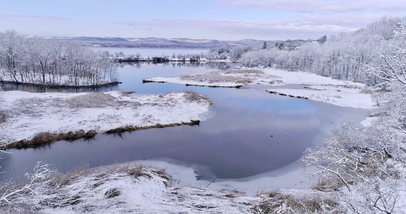 See im Winter mit den Catskills Mountains im Hintergrund. – Bild: ORF/​SKYLAND Productions