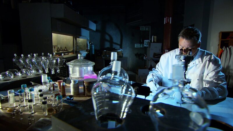 Oakville, WA: Tim Davis untersucht Gelee-Sterne im Labor. – Bild: Martin Filfil /​ Story House Productions /​ National Geographic Channel