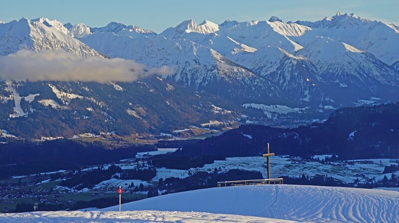 Ofterschwanger Horn mit Blick auf die Allgäuer Berge. – Bild: SWR/​Jochen Schmid/​Jochen Schmid