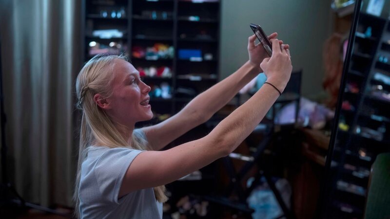 Isabel takes a selfie as a decoy – Bild: Warner Bros. Discovery, Inc.