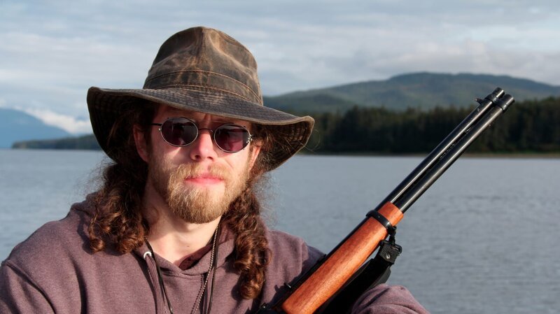 Bam holding gun. – Bild: Discovery Channel