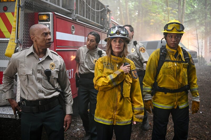 l-r: Sheriff Greg Dunning(Peter Bryant), Sharon Leone(Diane Farr), Eve Edwards(Jules Latimer) – Bild: Sergei Bachlakov /​ CBS ENTERTAINMENT