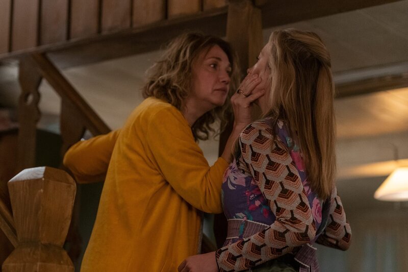 Als Villanelles (Jodie Comer, r.) Besuch beginnt, alte Wunden aufzureißen, hat Mutter Tatiana (Evgenia Dodina, l.) genug und zeigt Villanelle ihr wahres Gesicht. – Bild: ZDF und Des Willie