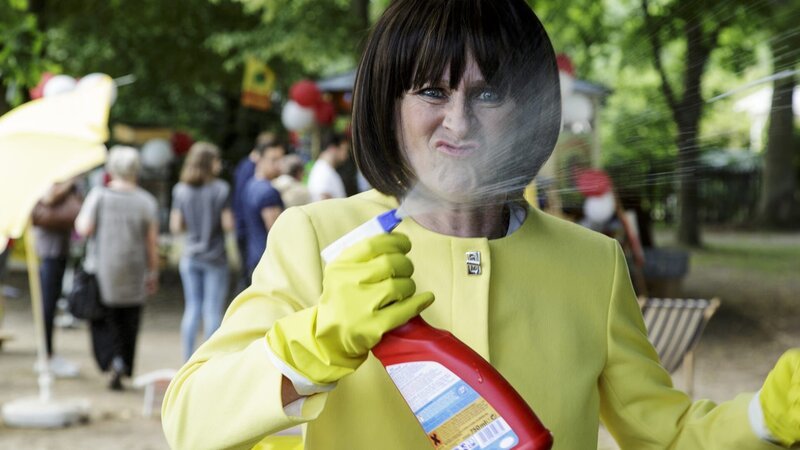 Rosa Rehbock (Sophie Rois) will unbedingt Yasemins Kiosk übernehmen. Dafür würde sie alles tun. – Bild: ZDF/​Antje Dittmann
