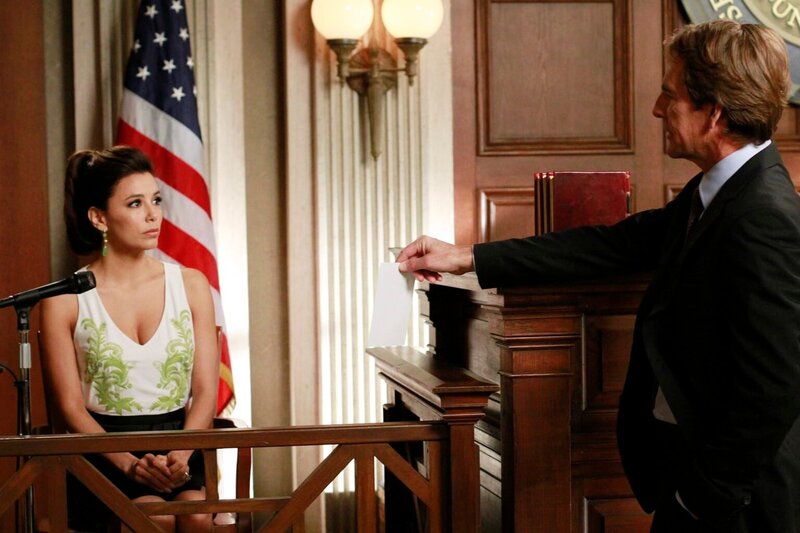 Als Carlos erfährt, dass man von Gabrielles Verbindung zu Alejandro weiß, will er den Mord gestehen. Doch Gabrielle (Eva Longoroa, l.) will ihn daran hindern und die Schuld auf sich nehmen, weil sie als Missbrauchsopfer die Geschworenen auf ihrer Seite habe. Doch was wird Trip (Scott Bakula, r.) dazu sagen? – Bild: ABC Studios Lizenzbild frei