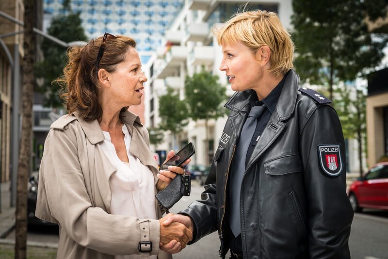 Melanie (Sanna Englund, r.) trifft sich mit Annette Oosten (Angela Roy, l.), um herauszufinden, ob es sich bei der Kollegin um die Informantin von Heike Bundschuh handelt. – Bild: ZDF/​Boris Laewen, Honorarfrei – nur für diese Sendung bei Nennung ZDF und Boris Laewen
