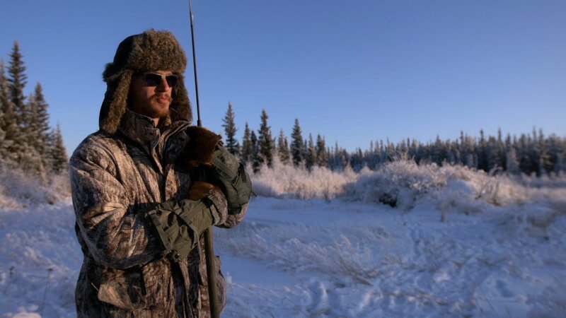 Alex Javor überblickt die Winterlandschaft auf der Jagd nach Bibern. (National Geographic) – Bild: National Geographic /​ National Geographic