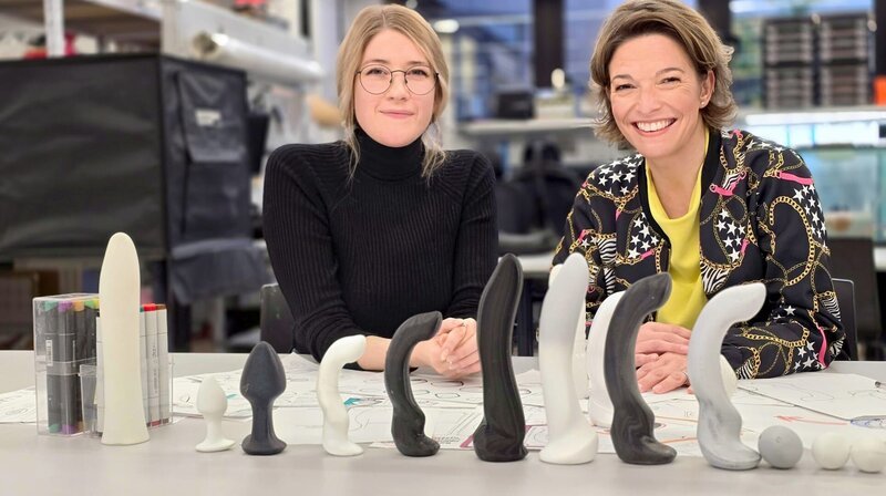 Moderatorin Anna Planken (r) mit Alina Eynck, die mit ihren Sextoys den Red Dot Award gewonnen hat. – Bild: Anja Booth