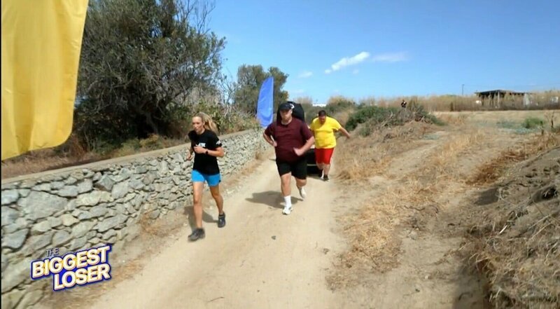 Person: Dr. Christine Theiss; Jonas; Philipp; Trainerin Dr. Christine Theiss motiviert die Kandidaten. – Bild: Joyn