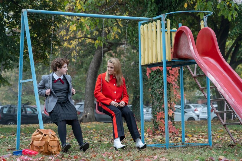 Villanelle (Jodie Comer, r.) kann nicht mehr so weitermachen. Sie hat einen Plan, um sich von ihrem alten Leben zu trennen. Doch dafür braucht sie Irinas (Yugi Lagodinsky, l.) Hilfe. – Bild: ZDF und Daniel Kosuth