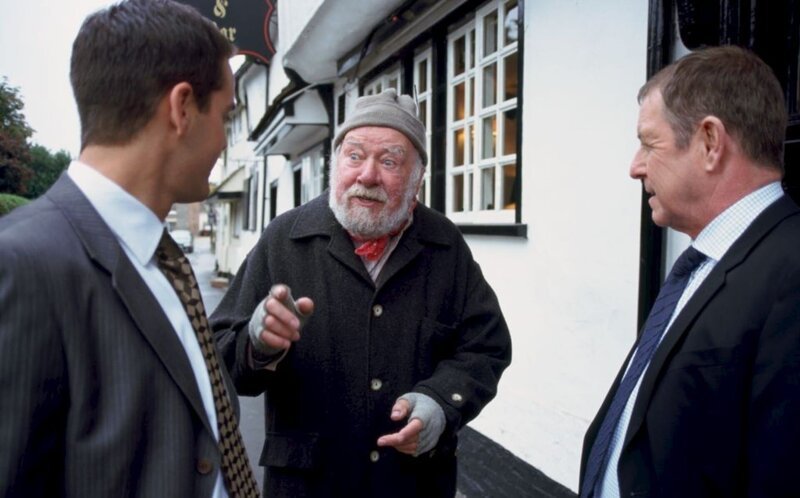 DS Dan Scott (John Hopkins, l.), Benbow (Freddie Jones, M.) und DCI Tom Barnaby (John Nettles, r.). – Bild: ZDF/​All3Media