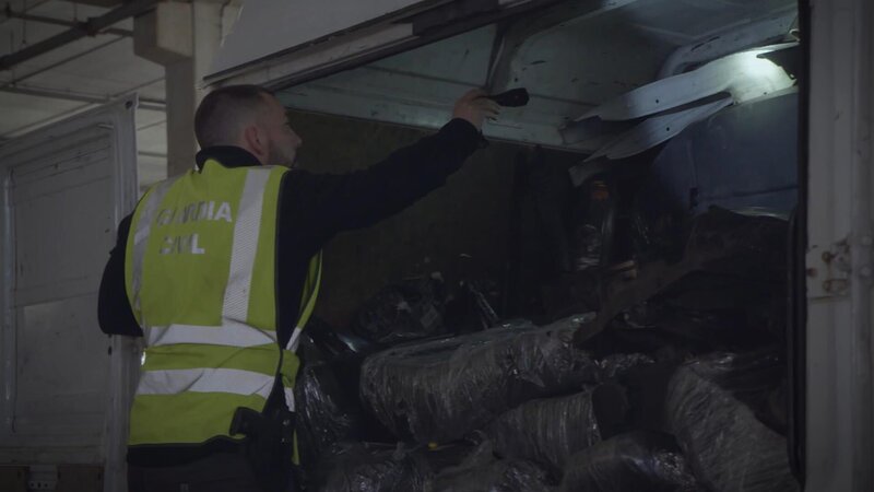 Der Grenzbeamte überprüft den Inhalt des Containers – Bild: Warner Bros. Discovery