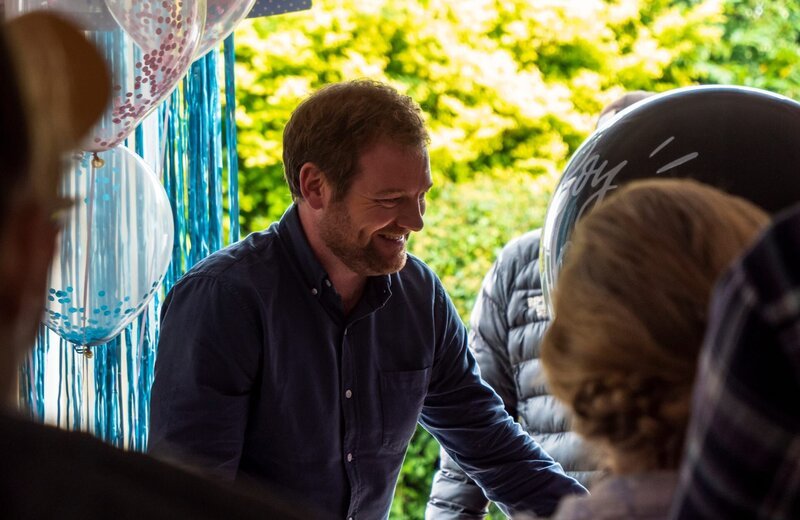 Lloyd (Stephen Jones) und Denise teilen die Vorfreude auf die Geburt ihres gemeinsamen Kindes mit ihrem Umfeld. – Bild: ZDF, Deadpan Pictures