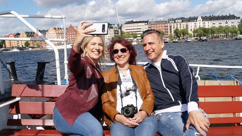 Stockholm in Schweden. Ausflug mit Stargast Laura Wilde und Mutter Erika und Freund Stephan. Fahrt durch die Schären. – Bild: Deborah Stöckle /​ BR, Bewegte Zeiten Filmproduktion GmbH