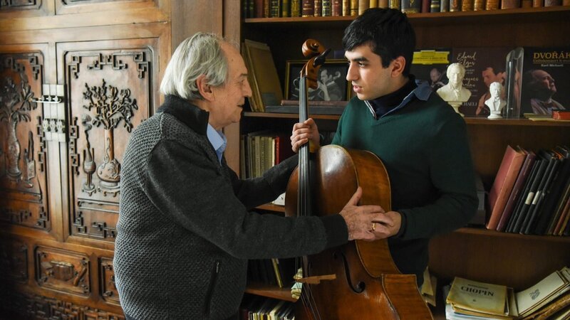(v.li.): Karl Michaeli (Otto Schenk), Hamid Mussa (Omid Memar). – Bild: ORF/​Hubert Mican