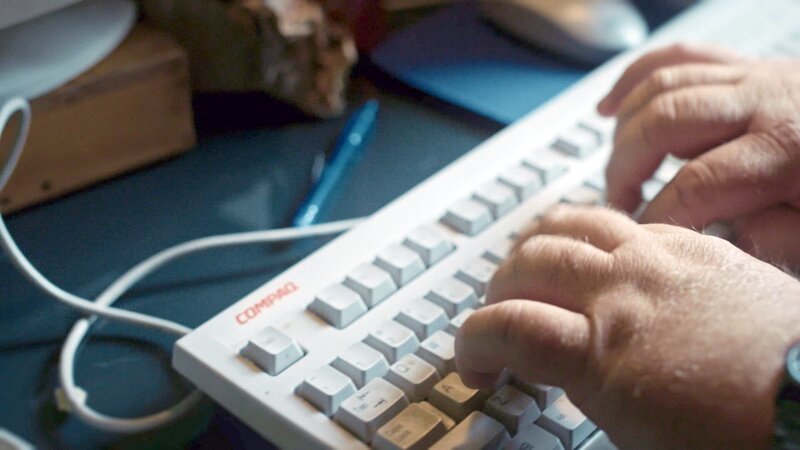 In seinem ersten Leben war Paul Le Roux ein erfolgreicher Programmierer. Er wollte mehr – und stieg ins Drogengeschäft ein. – Bild: ZDF und Adam Younker