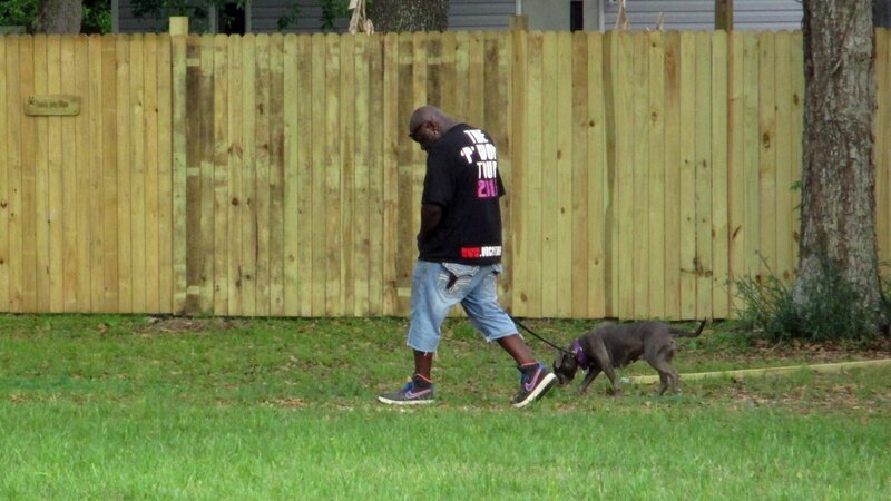 BALLOONS ADOPTION: Earl being filmed walking away with dog from meet and greet area. – Bild: Animal Planet /​ Discovery Communications