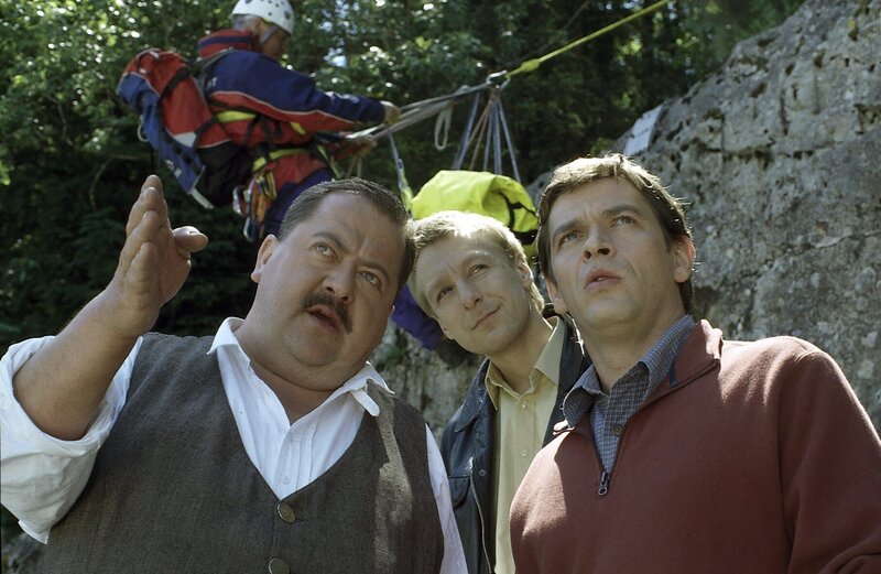 Ein Mord in den Bergen ist für Korbinian Hofer (Josef Hannesschläger, li.) und seinen Kollegen Michi Mohr (Max Müller, mi.) eine gute Gelegenheit, den neuen Partner Christian Lind (Tom Mikulla), einen Flachlandtiroler aus Göttingen, auf die Schippe zu nehmen. – Bild: ZDF /​ CHRISTIAN A. RIEGER