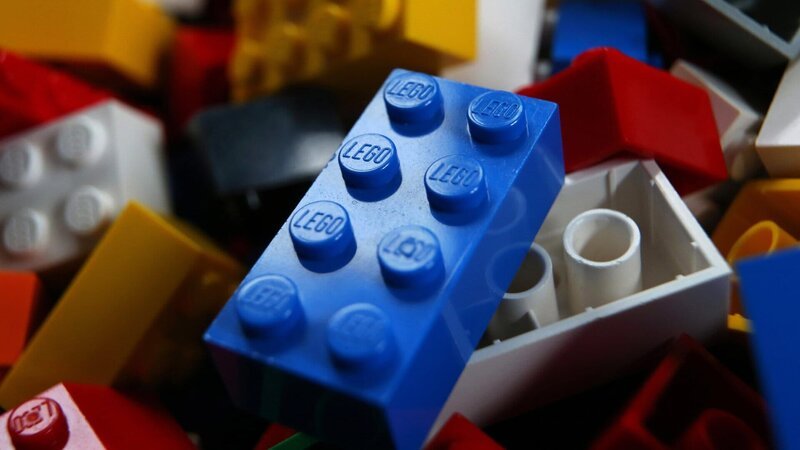 Anfang der 2000er-Jahre steht der Spielzeughersteller LEGO kurz vor der Pleite. – Bild: Karl-Josef Hildenbrand