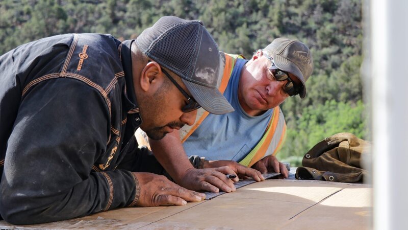 L-R: Juan und Freddy messen sich auf einem Tisch. – Bild: Discovery Communications, LLC