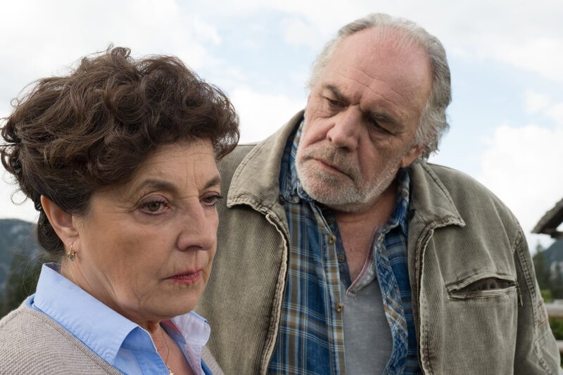 Lisbeth (Monika Baumgartner) und Ludwig (Christian Kohlund) tun sich mit einer längst fälligen Aussprache schwer. – Bild: ZDF, Raymond Roemke