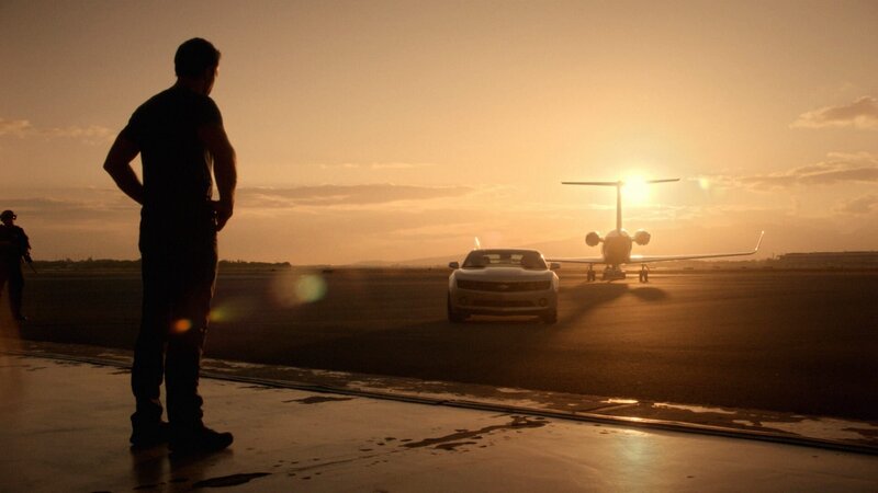 Steve (Alex O’Loughlin) hat seine Mutter Doris in Japan gefunden. Weil Wo Fat sich im Hochsicherheitsgefängnis befindet, besteht für Doris, alias Shelburne, keine Gefahr mehr, nach Hawaii zu kommen … – Bild: CBS Broadcasting Inc.