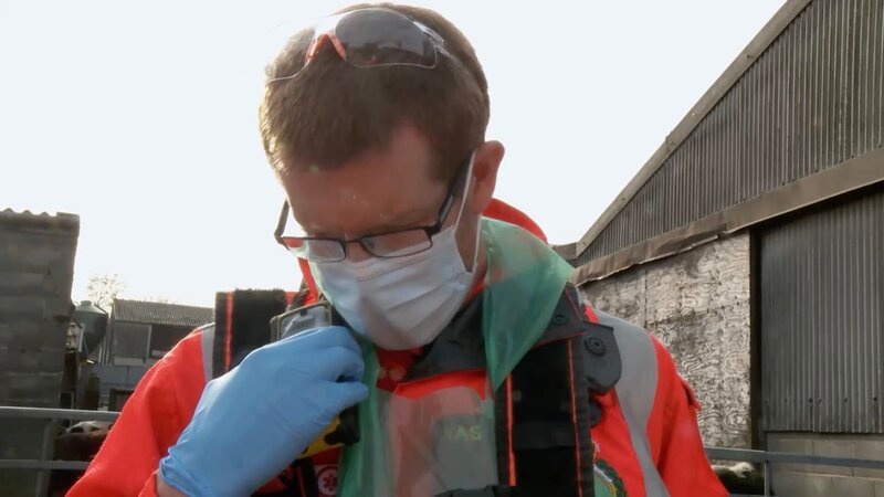 Dr Paul talking into radio regarding patient treatment, with farm buildings behind – Bild: Warner Bros. Discovery, Inc.