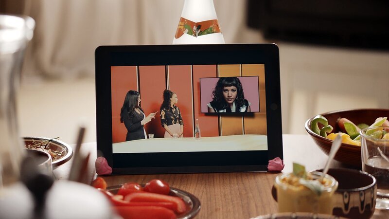 Auf einem Tablet ist die Kultursendung zu sehen, in die Jo (Salka Weber) eingeladen worden ist. Von links: Moderation: Samira El Quassil, Expertin: Ciani-Sophia Höder und Jo (Salka Weber). – Bild: ZDF und Rebecca Meining