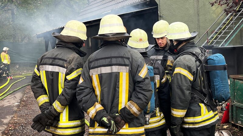 Die Berufsfeuerwehr muss handeln, um einen Brand in Mainz zu verhindern. – Bild: Warner Bros. Discovery