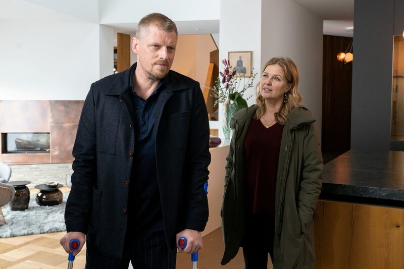 Vera Lanz (Katharina Böhm, r.) erzählt dem Ehepaar Hellmann, dass sie von der Erpressung sowie der Affäre zwischen der Prostituierten und Clark Hellmann (Martin Gruber) wisse. Dass ihr Ehemann sie jedoch mehrere Jahre mit der Prostituierten Anja Wertling betrog, wusste Sabine Hellmann bis dato nicht. – Bild: Michael Marhoffer /​ ZDF Enterprises GmbH /​ Die Verwendung ist nur bei redaktioneller Berichterstattung im Rahmen einer Programmankündigung ab 2 Monate vor der ersten Auss /​ © ZDF