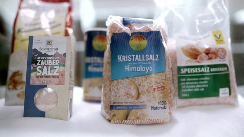 Himalaya Salz, Fleur de Sel oder echtes Meersalz – ganz klassisch Salz und Pfeffer reichen als Gewürze oft offenbar nicht mehr aus. – Bild: ORF/​Bavaria