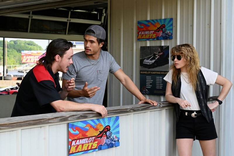 (l-r) Jack Alcott als Randy, Charles Melton als Davis Mcdowell, Natasha Lyonne als Charlie Cale – Bild: 2022 Peacock TV LLC. All Rights Reserved.