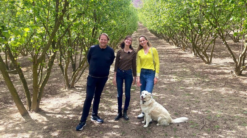 Spitzenkoch Björn Freitag und Reiseexpertin Tamina Kallert (r) in der Langhe mit Haselnussexpertin Camilla Barroero (M) auf der Haselnussfarm. – Bild: WDR/​2bild GmbH/​Anja Tanas