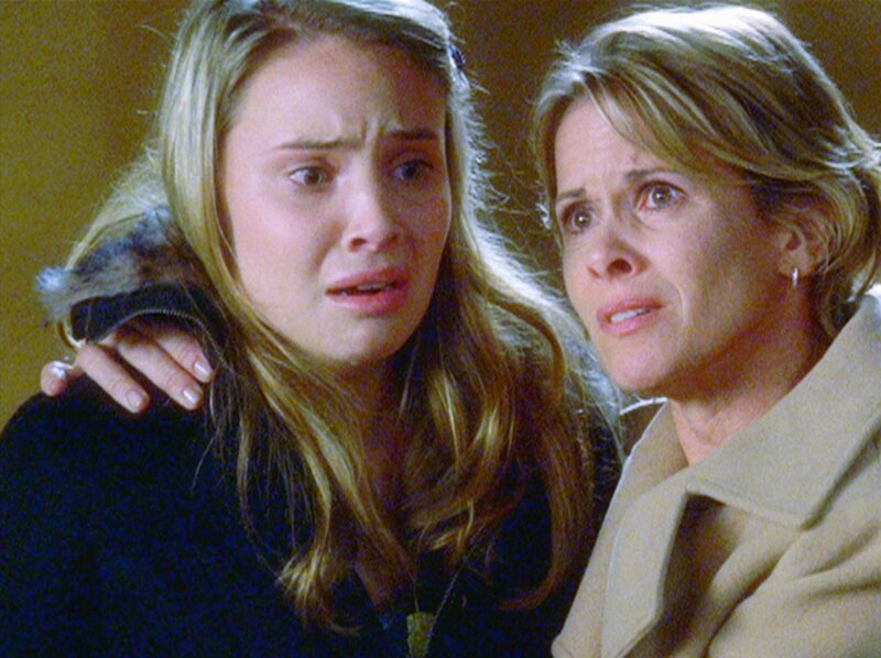 Melissas (Leah Pipes, l.) Freundin wurde brutal ermordet. Geschockt von der Nachricht, sucht sie Halt bei ihrer Mutter Andrea Ripton (Anne Marie Howard). – Bild: RTL Deutschland