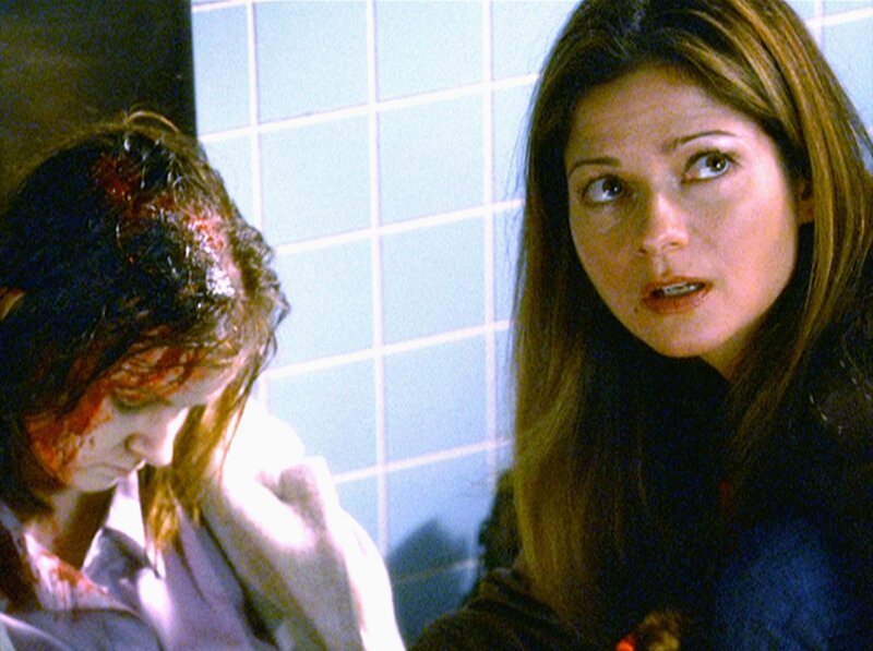 Jordan (Jill Hennessy) untersucht eine auf einer öffentlichen Toilette gefundene Frauenleiche. – Bild: RTL Deutschland