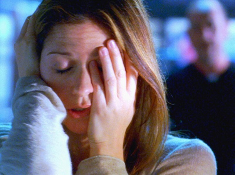 Der Stress um den Fall entführter Kinder ist für die schwerkranke Jordan (Jill Hennessy) zuviel: Sie bricht zusammen. – Bild: RTL /​ NBC Universal