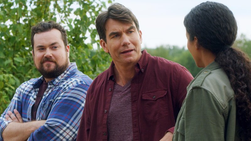 Dave Leigh (Kristian Bruun, l.), Harley Carter (Jerry O’Connell) und Detective Sam Shaw (Sydney Tamiia Poitier) – Bild: RTL Deutschland
