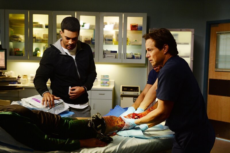 Kenny Fournette (JR Lemon, l.), Dr. Scott Clemmens (Scott Wolf) +++ – Bild: RTL /​ © NBC Universal Media
