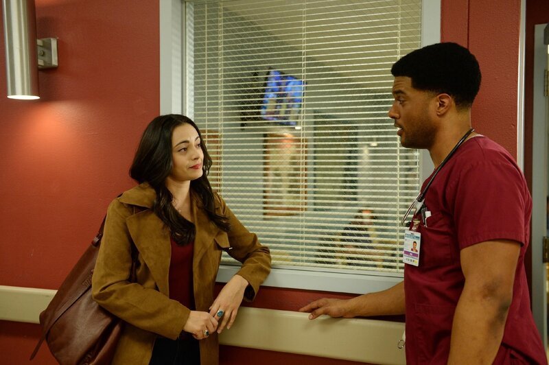 Nina Alvarez (Briana Marin), Kenny Fournette (JR Lemon) +++ – Bild: RTL /​ © NBC Universal Media