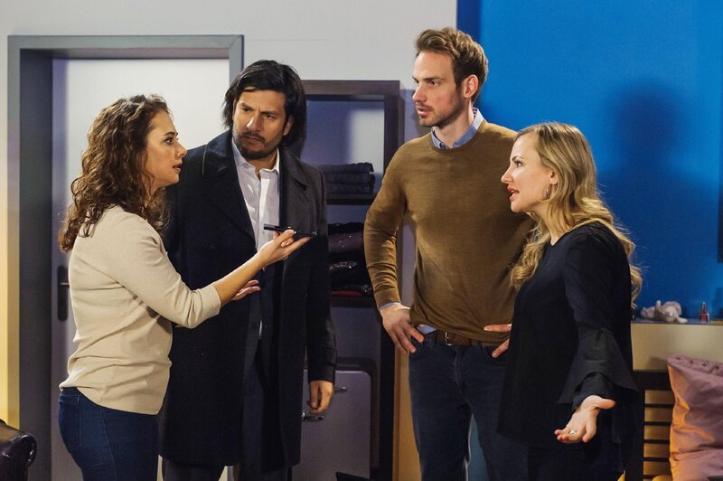 Carmen (Heike Warmuth, l.) erklärt Maximilian (Francisco Medina, 2.v.l.), Damian (Christian Feist) und Isabelle (Ania Niedieck), dass sie hofft, Michelle mit dem Video die Augen über Vincent öffnen zu können. – Bild: RTL /​ Julia Feldhagen